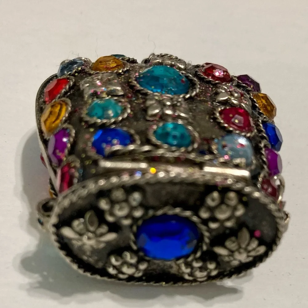 🔥HP🔥 VTG Small Sajai Metal Coin Purse With Stones Patina Missing one dangle